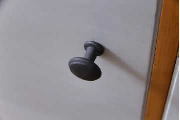 ヴィンテージ家具　イギリスビンテージ　北欧テイストなペイントサイドボード(収納棚)