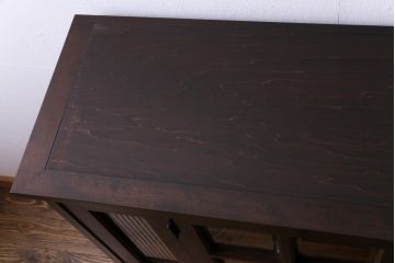 当店リメイク　北海道民芸家具　モールガラス入り　クラシカルな脚付サイドボード(キャビネット、収納棚)