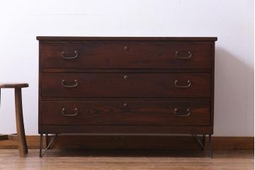 アンティーク家具　鉄脚リメイク　前面ケヤキ材　味わいのある杢目を楽しめる箪笥ローボード(リビングボード、チェスト)