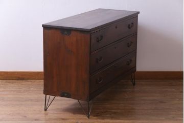 アンティーク家具　鉄脚リメイク　前面ケヤキ材　味わいのある杢目を楽しめる箪笥ローボード(リビングボード、チェスト)