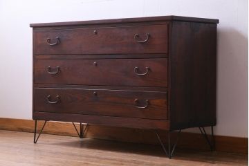 アンティーク家具　鉄脚リメイク　前面ケヤキ材　味わいのある杢目を楽しめる箪笥ローボード(リビングボード、チェスト)