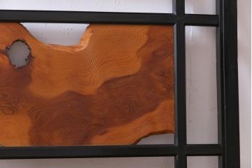 和製アンティーク　屋久杉無垢材　枠漆塗り　個性的で存在感のある欄間(明り取り)(1)