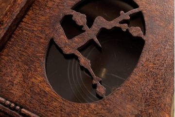 アンティーク雑貨　昭和レトロ　トレードマークH.I　手巻き　アールデコ風のレリーフが素敵なゼンマイ式振り子時計(柱時計、壁掛け時計)