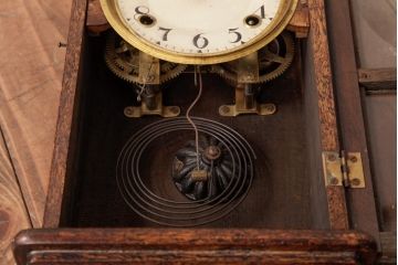 アンティーク雑貨　昭和レトロ　トレードマークH.I　手巻き　アールデコ風のレリーフが素敵なゼンマイ式振り子時計(柱時計、壁掛け時計)