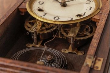 アンティーク雑貨　昭和レトロ　トレードマークH.I　手巻き　アールデコ風のレリーフが素敵なゼンマイ式振り子時計(柱時計、壁掛け時計)