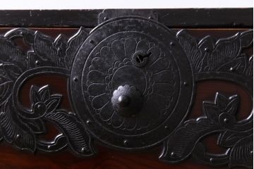 アンティーク家具　和製アンティーク　木地呂塗り　前面ケヤキ材　漆塗りが美しい菊唐草金具の仙台箪笥(野郎箪笥、衣装箪笥)