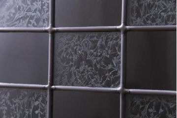 アンティーク雑貨　ラフジュ工房オリジナルステンドグラス　昭和初期　当時もの色ガラス　ステンドグラス　椿の図がおしゃれな衝立(パーテーション、つい立て、仕切り)