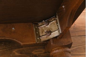 中古　輸入家具　ベルギー製　どっしりとした重厚感のあるオーク材の6人掛けダイニングテーブル(机)(定価約24万円)