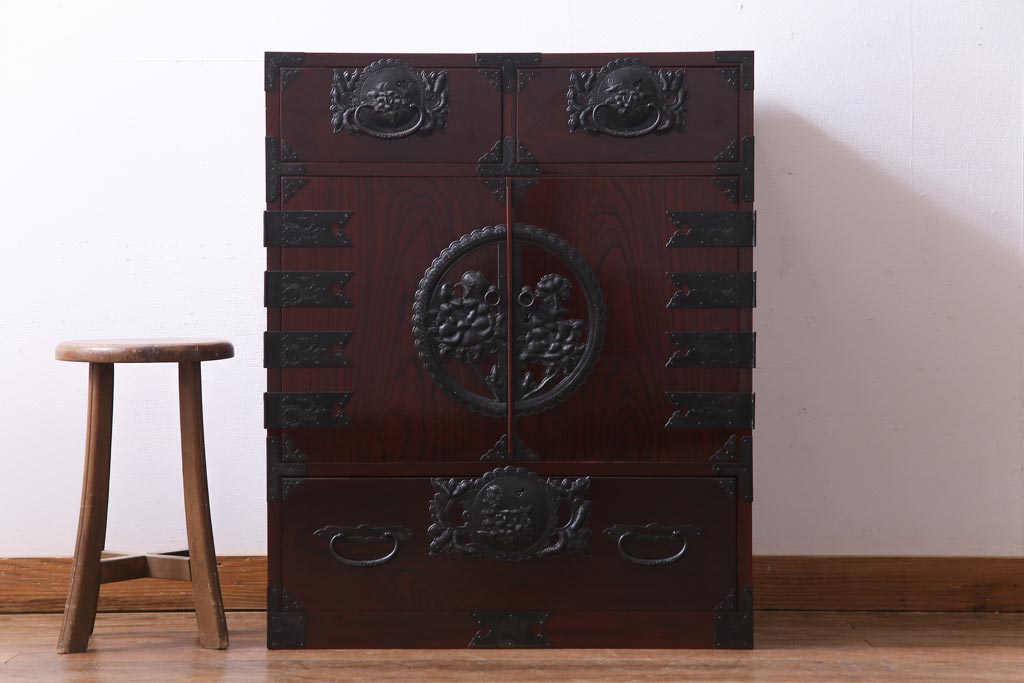 中古　民芸家具　漆塗り　ケヤキ材　上質な仕上がりで気品漂う国産の整理箪笥(和タンス)