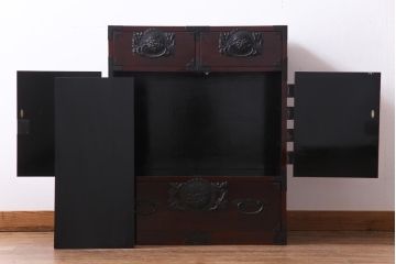 中古　民芸家具　漆塗り　ケヤキ材　上質な仕上がりで気品漂う国産の整理箪笥(和タンス)