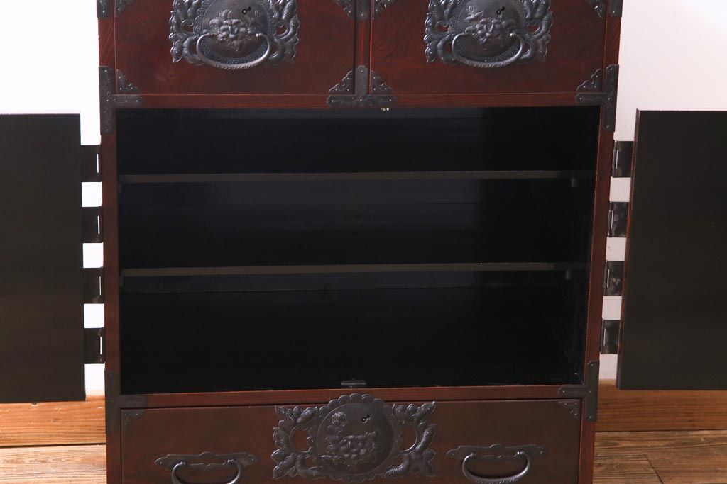 中古　民芸家具　漆塗り　ケヤキ材　上質な仕上がりで気品漂う国産の整理箪笥(和タンス)