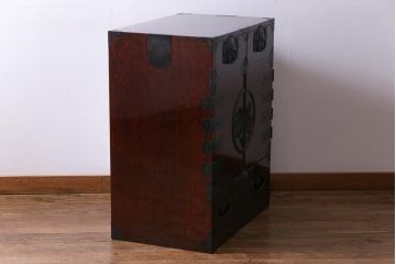 中古　民芸家具　漆塗り　ケヤキ材　上質な仕上がりで気品漂う国産の整理箪笥(和タンス)