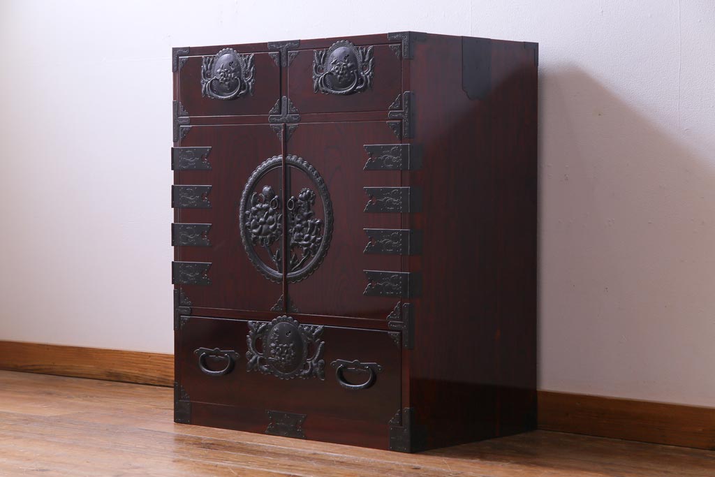 中古　民芸家具　漆塗り　ケヤキ材　上質な仕上がりで気品漂う国産の整理箪笥(和タンス)