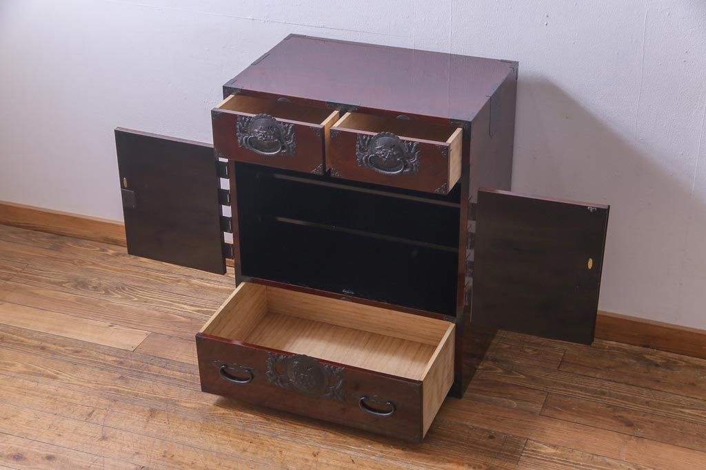 中古　民芸家具　漆塗り　ケヤキ材　上質な仕上がりで気品漂う国産の整理箪笥(和タンス)