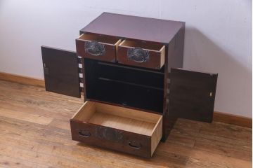 中古　民芸家具　漆塗り　ケヤキ材　上質な仕上がりで気品漂う国産の整理箪笥(和タンス)