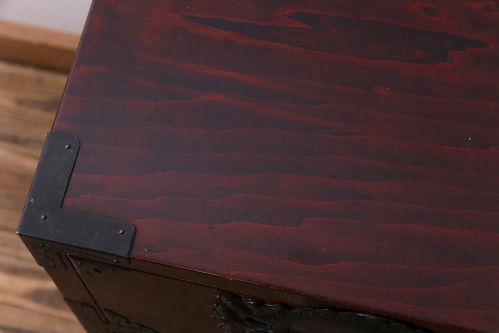 中古　民芸家具　漆塗り　ケヤキ材　上質な仕上がりで気品漂う国産の整理箪笥(和タンス)