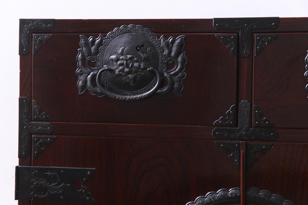 中古　民芸家具　漆塗り　ケヤキ材　上質な仕上がりで気品漂う国産の整理箪笥(和タンス)