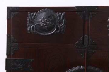 中古　民芸家具　漆塗り　ケヤキ材　上質な仕上がりで気品漂う国産の整理箪笥(和タンス)