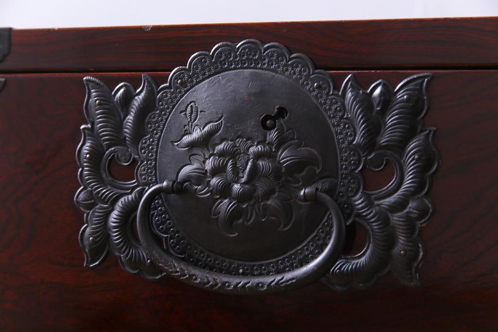 中古　民芸家具　漆塗り　ケヤキ材　上質な仕上がりで気品漂う国産の整理箪笥(和タンス)