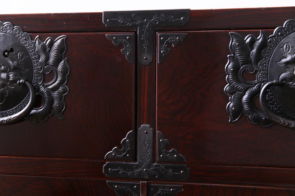 中古　民芸家具　漆塗り　ケヤキ材　上質な仕上がりで気品漂う国産の整理箪笥(和タンス)