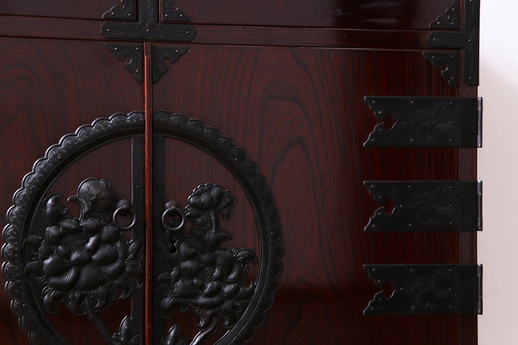 中古　民芸家具　漆塗り　ケヤキ材　上質な仕上がりで気品漂う国産の整理箪笥(和タンス)