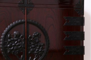 中古　民芸家具　漆塗り　ケヤキ材　上質な仕上がりで気品漂う国産の整理箪笥(和タンス)