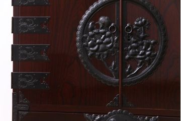 中古　民芸家具　漆塗り　ケヤキ材　上質な仕上がりで気品漂う国産の整理箪笥(和タンス)