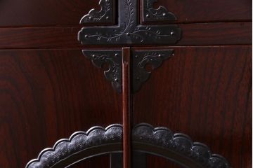 中古　民芸家具　漆塗り　ケヤキ材　上質な仕上がりで気品漂う国産の整理箪笥(和タンス)