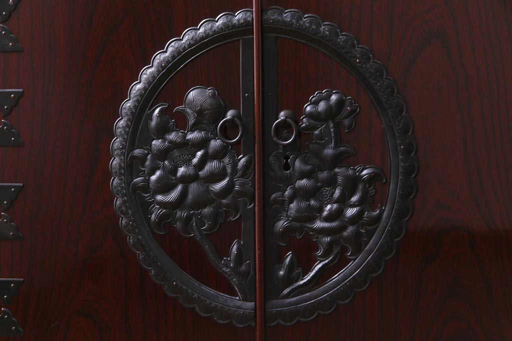 中古　民芸家具　漆塗り　ケヤキ材　上質な仕上がりで気品漂う国産の整理箪笥(和タンス)