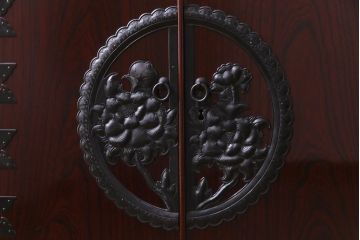 中古　民芸家具　漆塗り　ケヤキ材　上質な仕上がりで気品漂う国産の整理箪笥(和タンス)