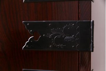 中古　民芸家具　漆塗り　ケヤキ材　上質な仕上がりで気品漂う国産の整理箪笥(和タンス)