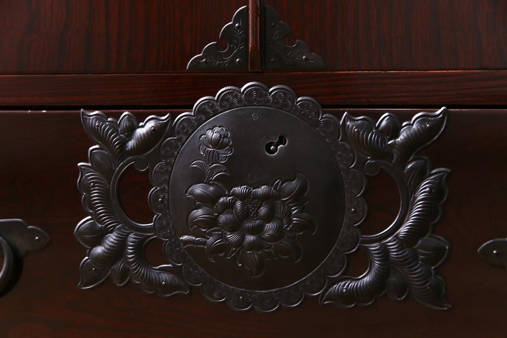 中古　民芸家具　漆塗り　ケヤキ材　上質な仕上がりで気品漂う国産の整理箪笥(和タンス)