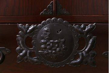 中古　民芸家具　漆塗り　ケヤキ材　上質な仕上がりで気品漂う国産の整理箪笥(和タンス)