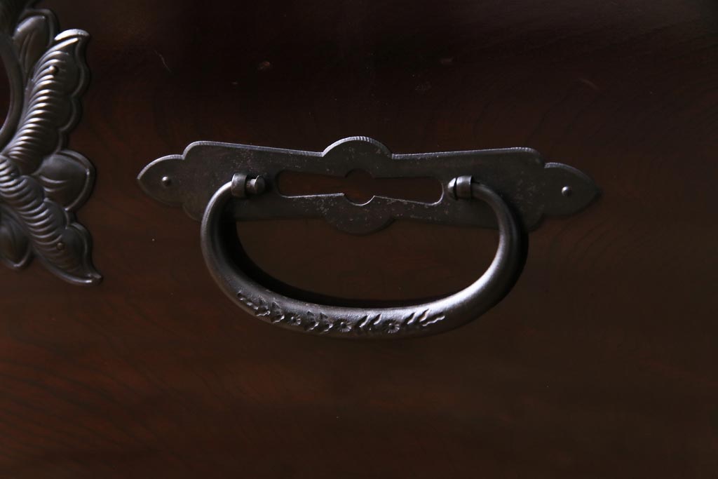 中古　民芸家具　漆塗り　ケヤキ材　上質な仕上がりで気品漂う国産の整理箪笥(和タンス)