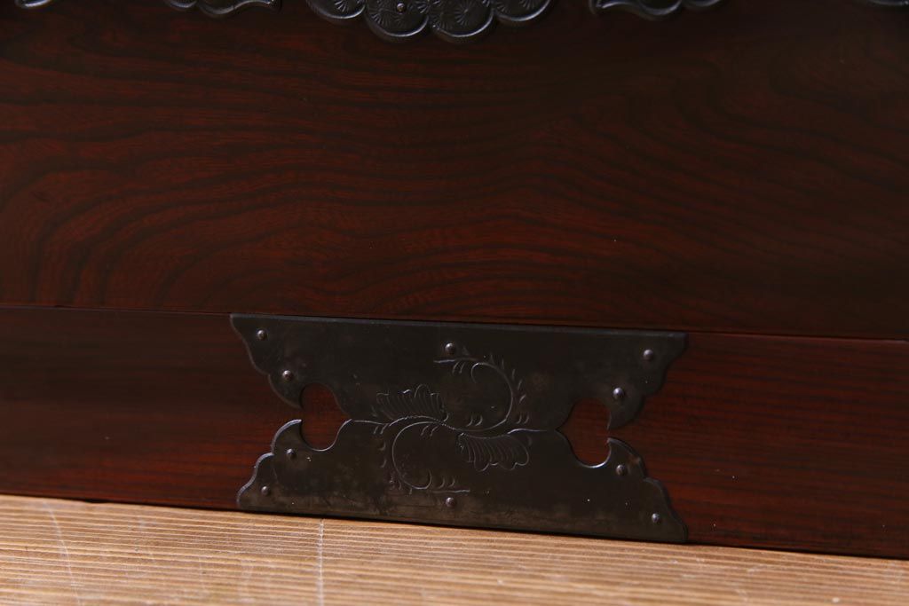 中古　民芸家具　漆塗り　ケヤキ材　上質な仕上がりで気品漂う国産の整理箪笥(和タンス)