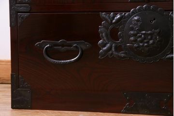 中古　民芸家具　漆塗り　ケヤキ材　上質な仕上がりで気品漂う国産の整理箪笥(和タンス)