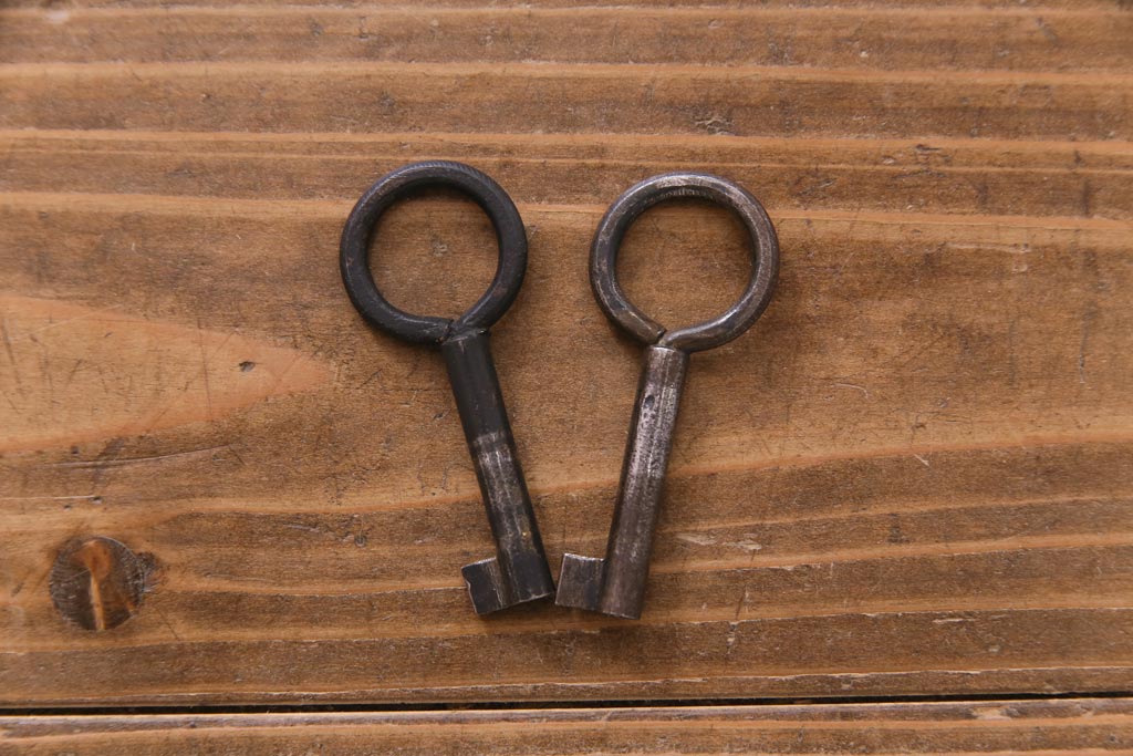 中古　民芸家具　漆塗り　ケヤキ材　上質な仕上がりで気品漂う国産の整理箪笥(和タンス)