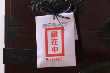 中古　民芸家具　漆塗り　ケヤキ材　上質な仕上がりで気品漂う国産の整理箪笥(和タンス)
