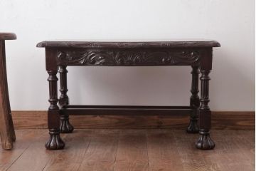 アンティーク家具　イギリスアンティーク　マホガニー材　レリーフなどの凝った意匠が目を引くセンターテーブル(ローテーブル)