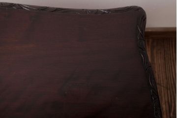 アンティーク家具　イギリスアンティーク　マホガニー材　レリーフなどの凝った意匠が目を引くセンターテーブル(ローテーブル)