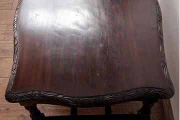 アンティーク家具　イギリスアンティーク　マホガニー材　レリーフなどの凝った意匠が目を引くセンターテーブル(ローテーブル)