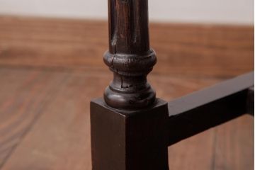 アンティーク家具　イギリスアンティーク　マホガニー材　レリーフなどの凝った意匠が目を引くセンターテーブル(ローテーブル)