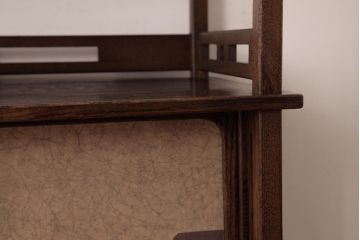 中古　指物家具　桑材　落ち着いた和の雰囲気が漂う上品な茶棚(飾り棚)