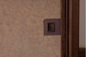 中古　指物家具　桑材　落ち着いた和の雰囲気が漂う上品な茶棚(飾り棚)