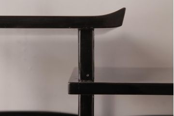中古　森下弘堂　沈金　対の鳳凰が視線を惹きつける輪島塗の茶棚(飾り棚、飾棚)