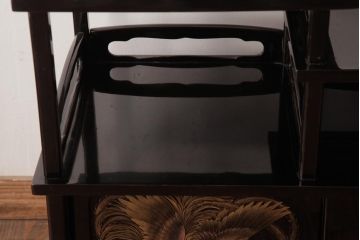 中古　森下弘堂　沈金　対の鳳凰が視線を惹きつける輪島塗の茶棚(飾り棚、飾棚)