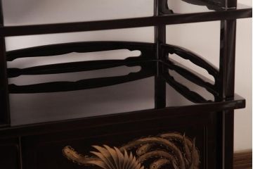 中古　森下弘堂　沈金　対の鳳凰が視線を惹きつける輪島塗の茶棚(飾り棚、飾棚)