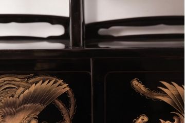 中古　森下弘堂　沈金　対の鳳凰が視線を惹きつける輪島塗の茶棚(飾り棚、飾棚)
