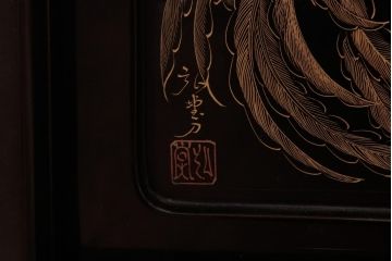 中古　森下弘堂　沈金　対の鳳凰が視線を惹きつける輪島塗の茶棚(飾り棚、飾棚)