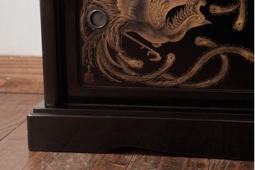 中古　森下弘堂　沈金　対の鳳凰が視線を惹きつける輪島塗の茶棚(飾り棚、飾棚)